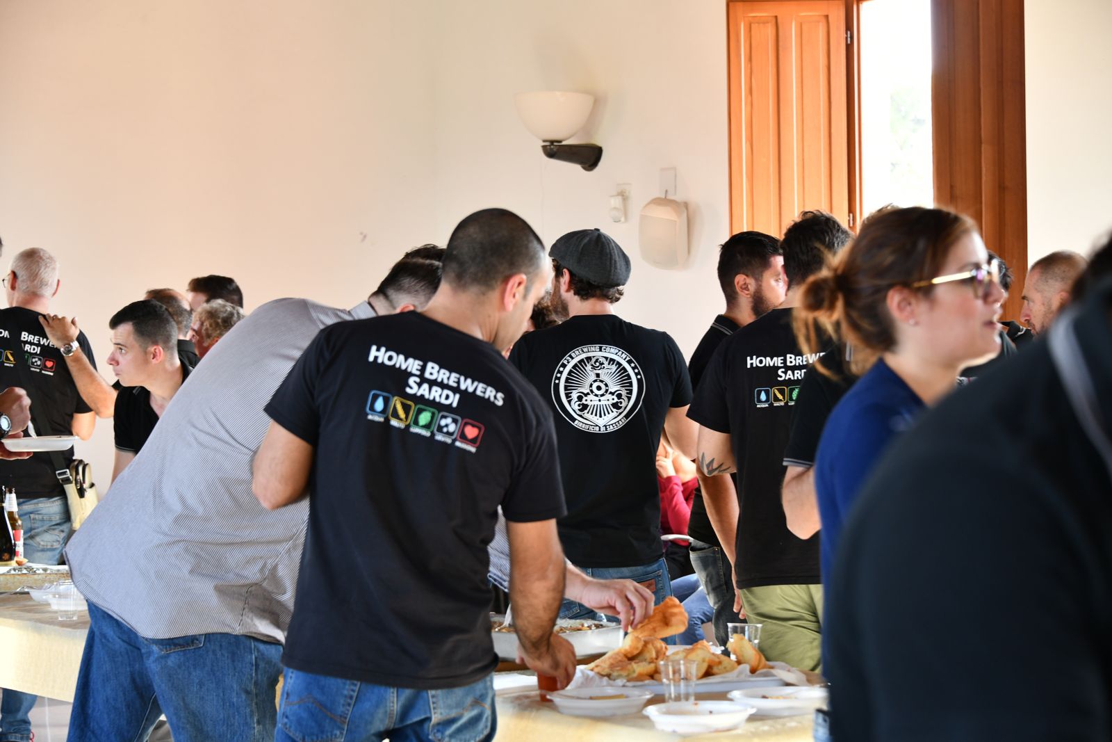 Soci HBS in maglietta sociale
